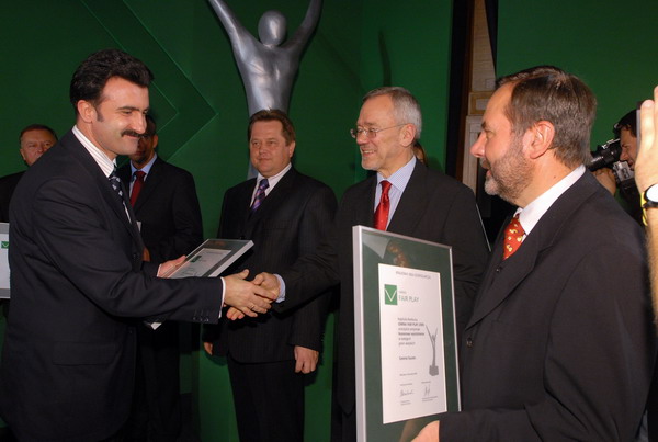 gala_Gmina_Fair_Play__wreczenie_wyroznien_wojtowi_Suszca_do_netu.jpg (63.35 Kb)
